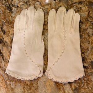 Vintage Pearl Embroidered Women’s White Wrist-Length Gloves 1950s-60s Small